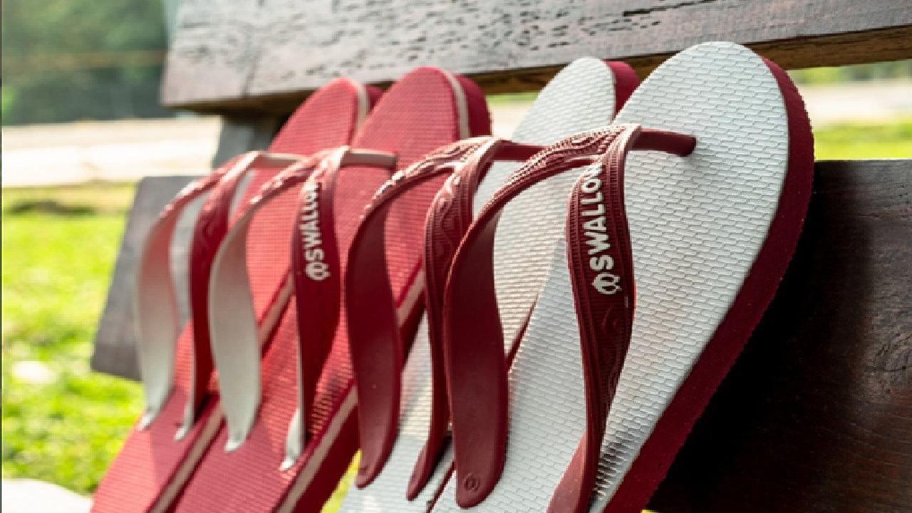 Sandal jepit Swallow.