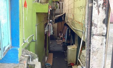 Tantangan Hidup Warga di Bawah Jalan Raya Jakarta Timur