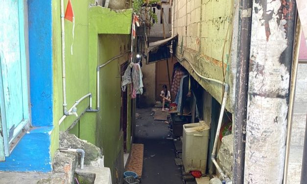 Tantangan Hidup Warga di Bawah Jalan Raya Jakarta Timur