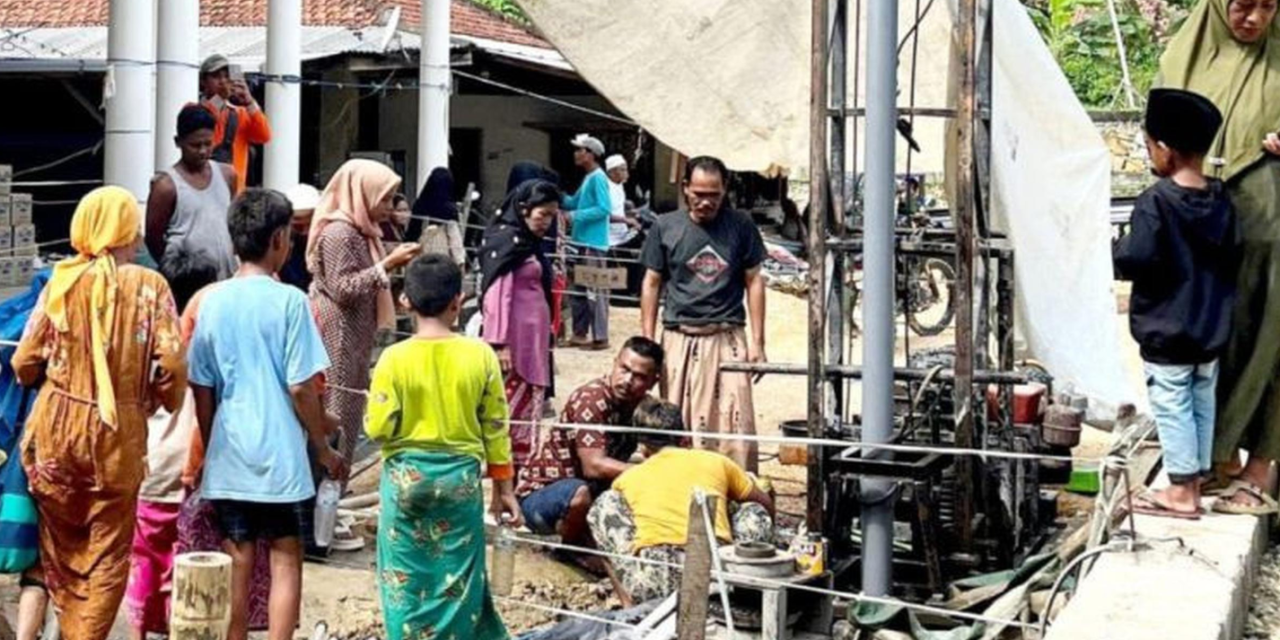 Sumur Bor Warga Bangkalan Keluarkan Cairan Mirip Minyak