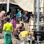 Sumur Bor Warga Bangkalan Keluarkan Cairan Mirip Minyak