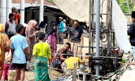 Sumur Bor Warga Bangkalan Keluarkan Cairan Mirip Minyak