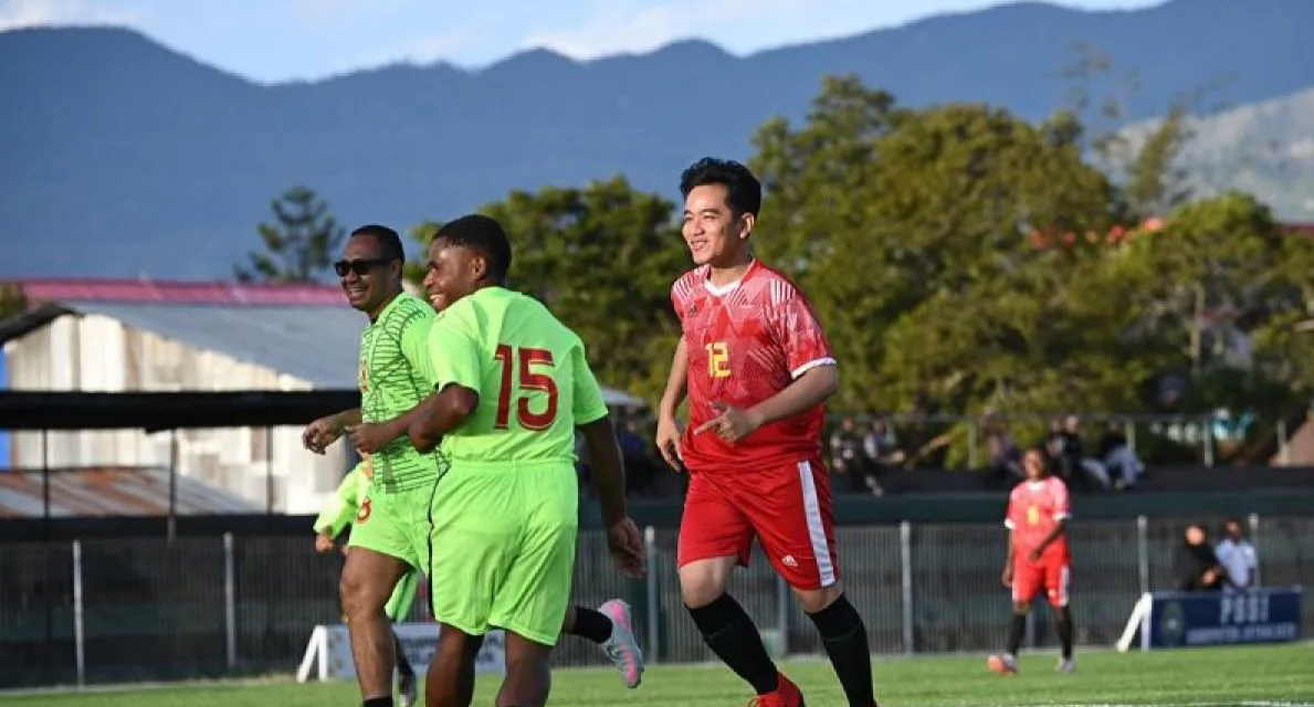 Gibran Rakabuming Awali Kunjungan Kerja di Wamena Sepak Bola