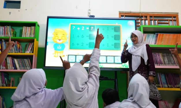 Pendidikan Sumatera Utara Lewat Ribuan Papan Tulis Digital