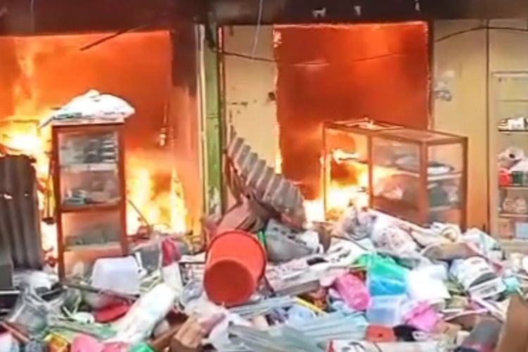 Delapan Ruko Hangus, Warga Petugas Berhasil Kendalikan Api