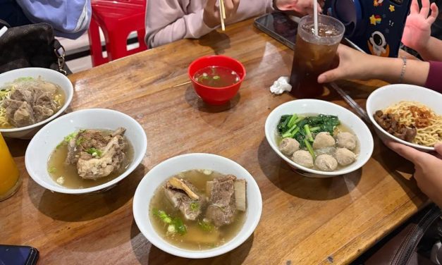 Kuliner Sekitar Gereja Katedral Jakarta: Legendaris Kafe Kekinian