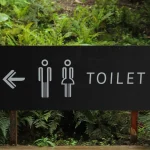 Kebiasaan Main Ponsel di Toilet Picu Wasir, Penjelasan Dokter