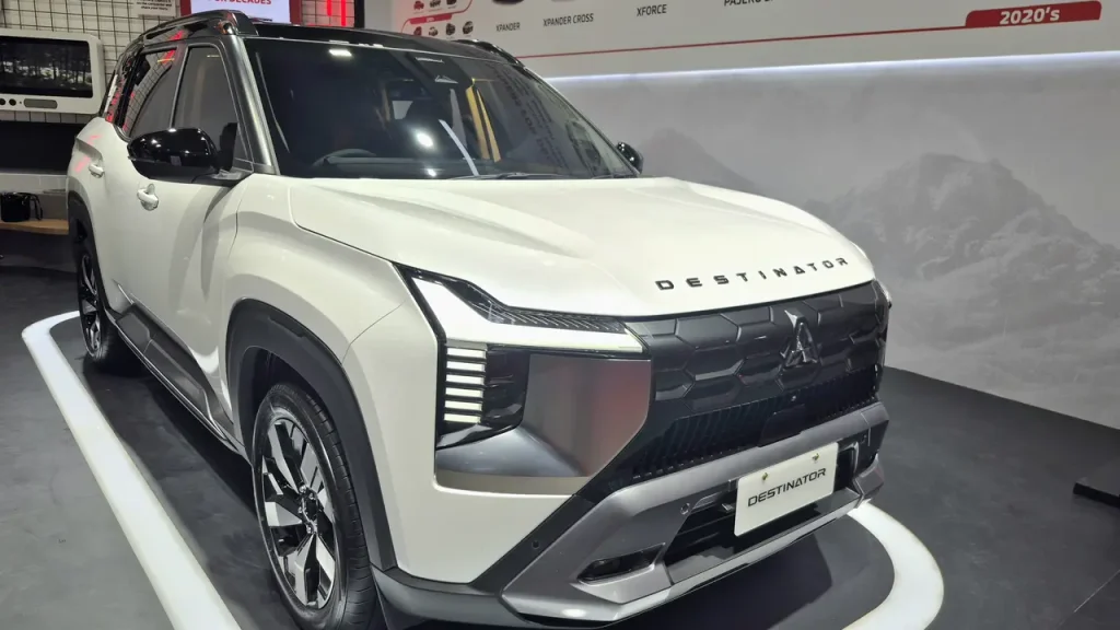 Mitsubishi Destinator SUV 7 penumpang berwarna putih dengan desain modern