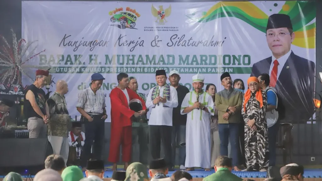 Mardiono berdialog dengan pelaku seni di Sanggar Oplet
