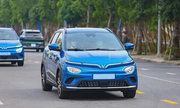 VinFast Green Pengemudi Transportasi Beralih Kendaraan Listrik