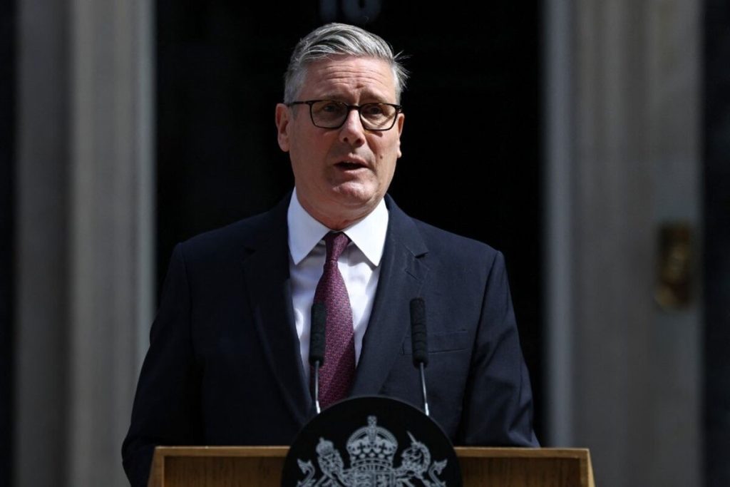 Keir Starmer saat mengumumkan pengunduran dirinya sebagai pemimpin Partai Buruh