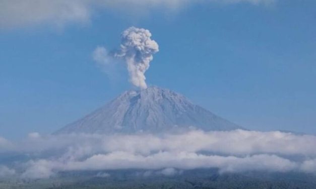 Semeru Erupsi 4 Kali, Warga Diminta Tingkatkan Kewaspadaan