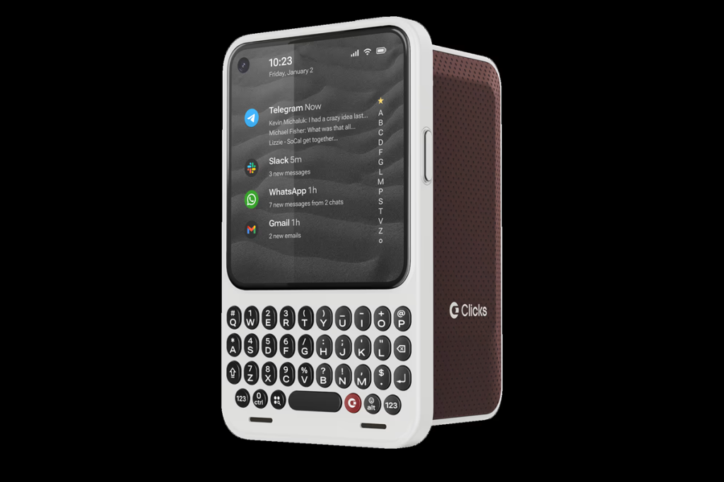 Clicks Communicator dengan keyboard fisik QWERTY dan layar OLED 4 inci saat diperlihatkan dalam demo perangkat Android modern.