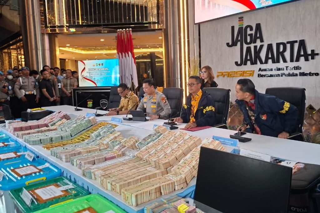Petugas menunjukkan barang bukti emas batangan 74 kilogram dan uang tunai hasil penggeledahan kasus dugaan korupsi di 12 lokasi.