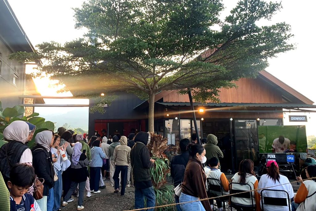 Suasana pengunjung menikmati sunrise dan menu kentang lokal di Punk Potatoes Kota Batu.
