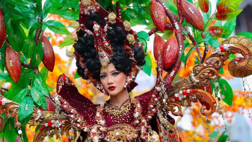 Parade kostum Banyuwangi Ethno Carnival 2026 bertema Perang Bayu diikuti ratusan peserta dan disaksikan ribuan pengunjung di Banyuwangi.