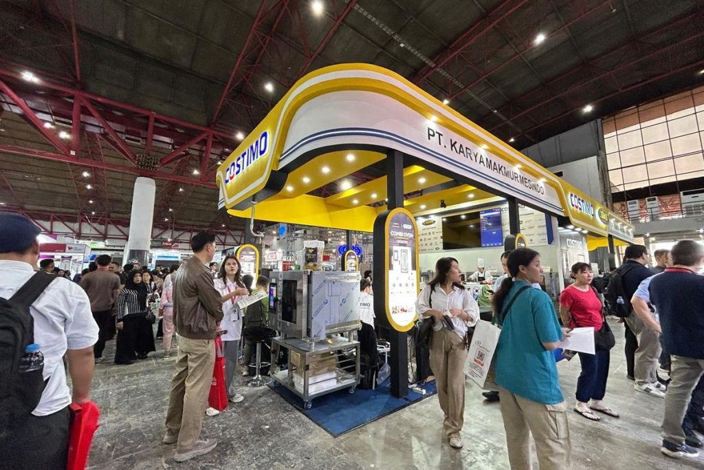 Suasana pameran Food & Hospitality Indonesia (FHI) 2026 di JIExpo Kemayoran dengan zona furnitur, packaging, serta berbagai produk pendukung industri hospitality.