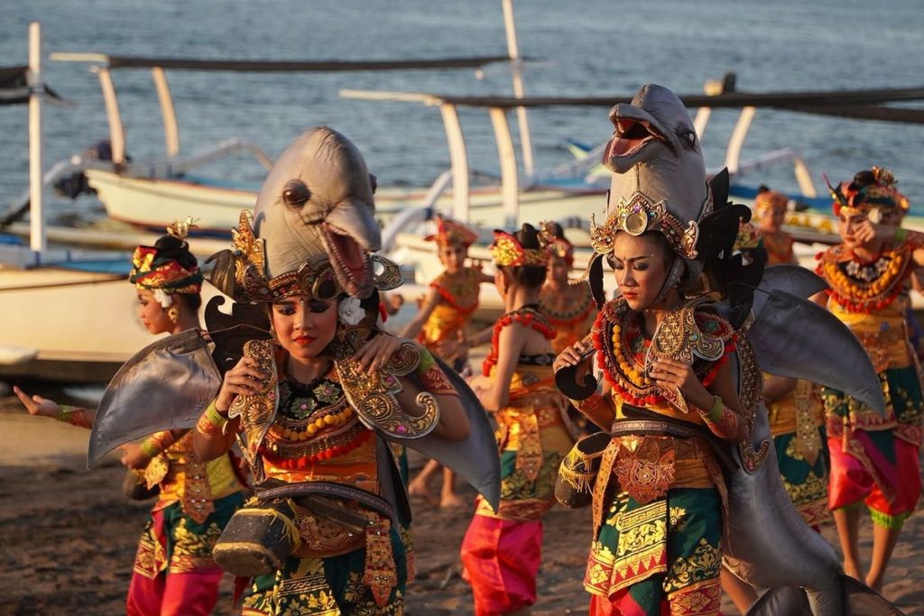 Suasana Lovina Festival 2026 di Pantai Lovina, Buleleng, Bali, yang dipadati pengunjung serta stan UMKM dan pertunjukan budaya.