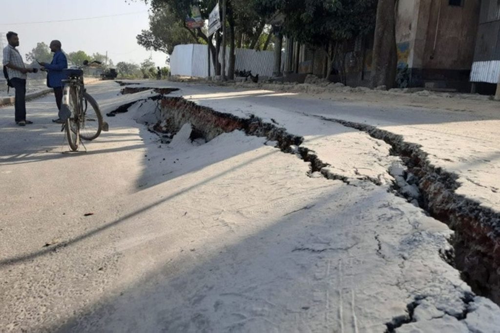 Jalan baru di Gazipur, Bangladesh, ambrol di tepi Sungai Turag sebelum diresmikan akibat longsor pada sebagian badan jalan.