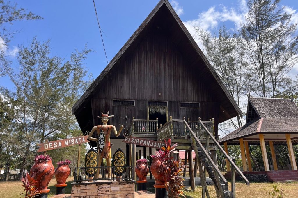 Rumah Adat Betang Pasir Panjang, rumah panggung tradisional suku Dayak di Kabupaten Kotawaringin Barat, Kalimantan Tengah.