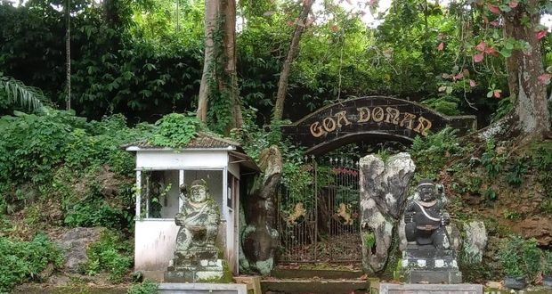 Pintu masuk Gua Donan Pangandaran, destinasi wisata sejarah peninggalan Belanda di Kecamatan Kalipucang, Jawa Barat.