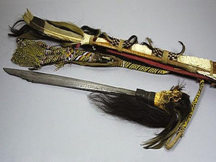 Koleksi senjata tradisional Kalimantan seperti Mandau, Sipet, Talawang, Dohong, dan Keris Bujak Beliung sebagai warisan budaya Indonesia.