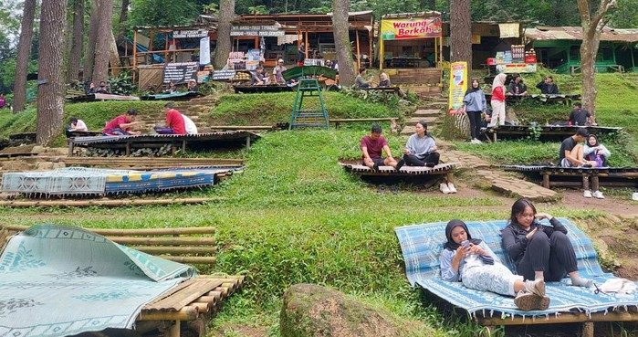 Keluarga menikmati suasana wisata anak di Bandung dengan pemandangan alam, area bermain, dan udara pegunungan yang sejuk.