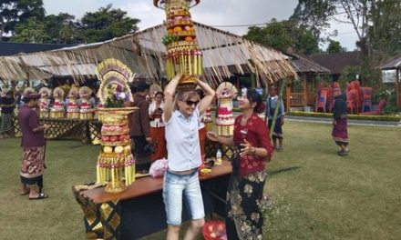 Saat Tradisi Gebogan Bali Menyapa Wisatawan Mancanegara