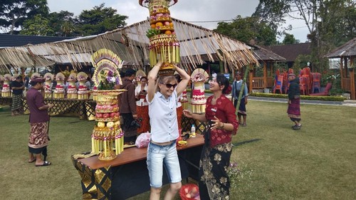 Saat Tradisi Gebogan Bali Menyapa Wisatawan Mancanegara