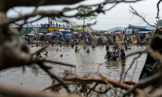 Tradisi Ngagurah Dano Meriahkan Sungai Cidanau, Warga Ramai-Ramai Tangkap Ikan