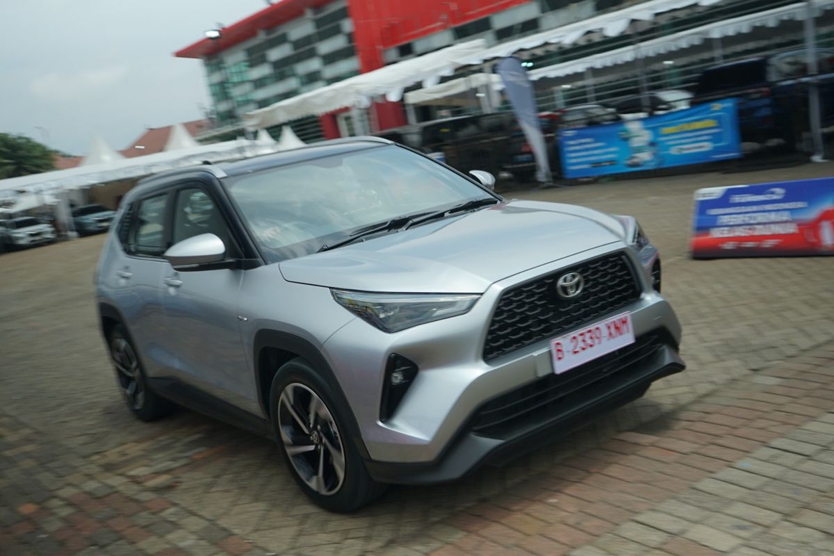 cara parkir paralel mobil hybrid Toyota