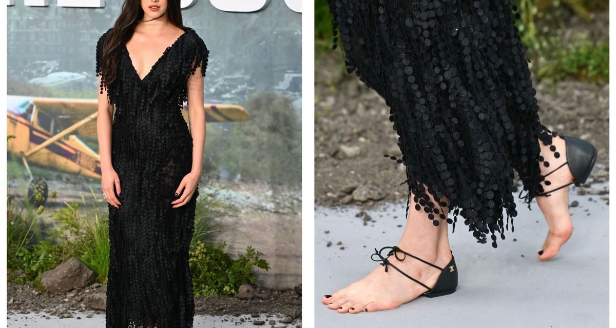 Margaret Qualley Curi Perhatian dengan Naked Shoe Chanel di Karpet Merah