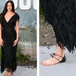 Margaret Qualley Curi Perhatian dengan Naked Shoe Chanel di Karpet Merah