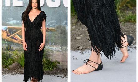 Margaret Qualley Curi Perhatian dengan Naked Shoe Chanel di Karpet Merah