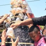Gunungan Ikan Meriahkan Merti Desa Ngrajek Magelang, Warga Antusias Berebut Ikan